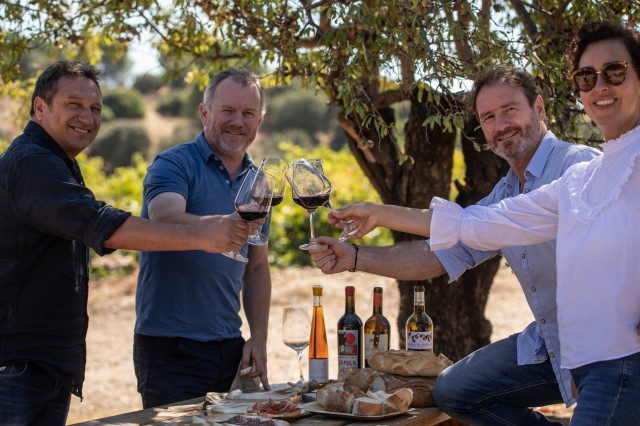 Eusebio Sacristán, Jean-François Hébrard, Juan Carlos Rodríguez y Laura Vázquez Rajo brindan con La Mula de la Quietud