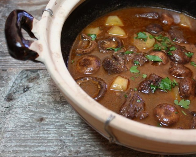 claypot_beef_stew_with_potatoes_and_mushrooms.jpg