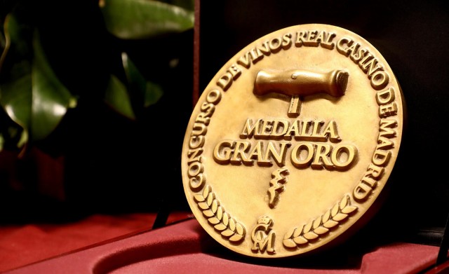 concurso-vinos-real-casino-madrid--premio-medalla-gran-oro-isabel-mijares.jpg