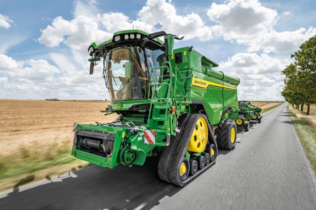 johndeeres7900combineduringroadtransport.jpg