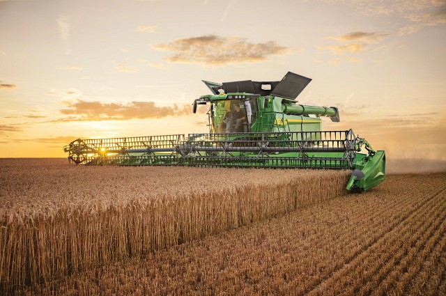 johndeeres7900combineharvestingwheat_3.jpg