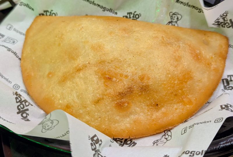 Empanada tradicional de carne mechada