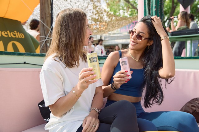 Mujeres disfrutando de Kombucha Republik en una jornada de ocio saludable