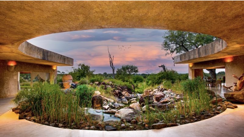 El ‘hotel paisaje’ ideal para dar la bienvenida al otoño: Earth Lodge, arquitectura invisible que se funde con la sabana