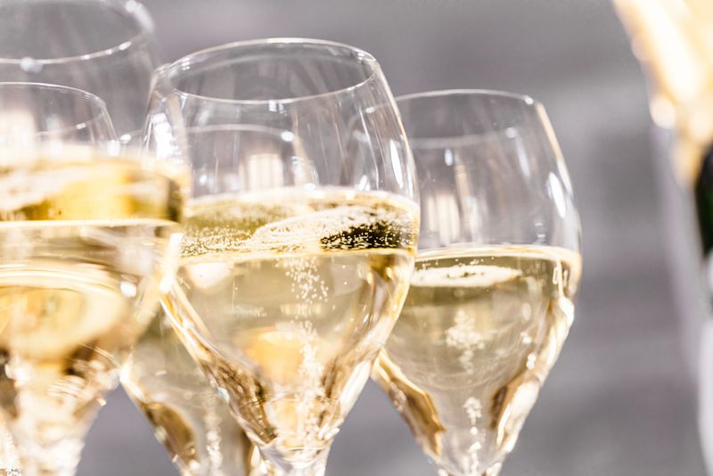 Un papel tratado acelera la detección de una toxina regulada en vino blanco