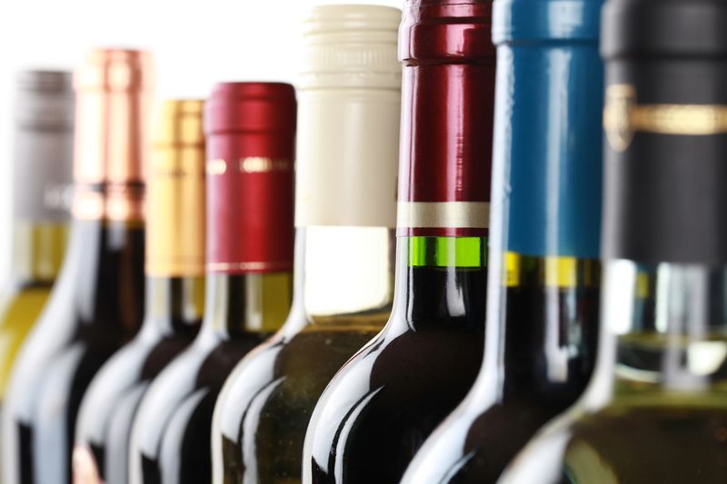Italia interviene 22,6 millones en vino fraudulento tras miles de infracciones