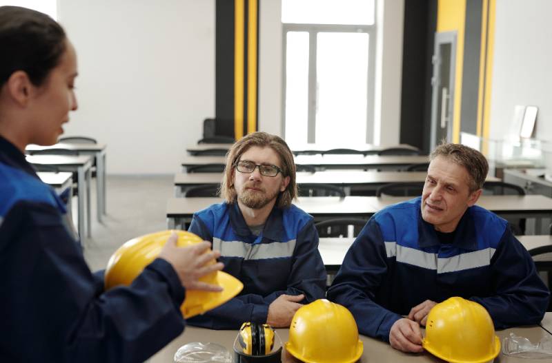 La escasez de personal eleva la formación en construcción, sanidad y logística