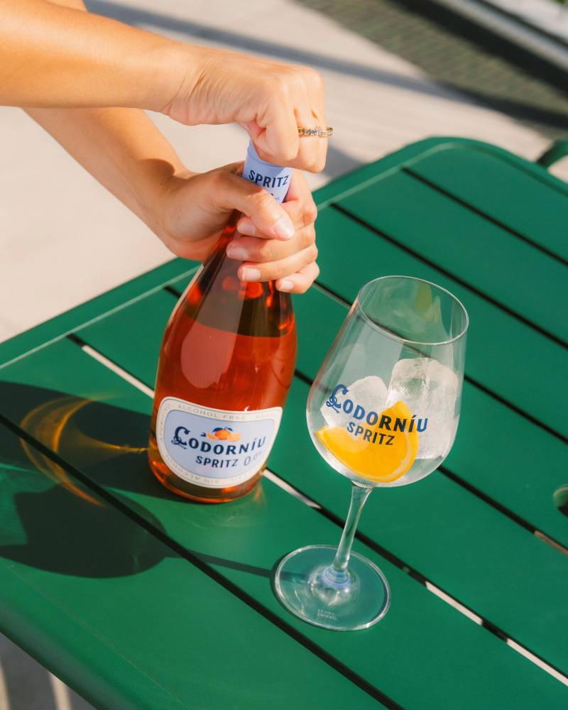 Codorníu entra en el aperitivo sin alcohol con un spritz 0,0% listo para servir