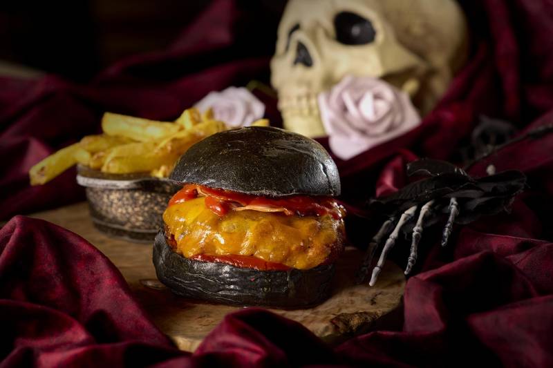 Hard Rock Hotel Madrid convierte Halloween en una cena teatralizada con un asesinato por resolver