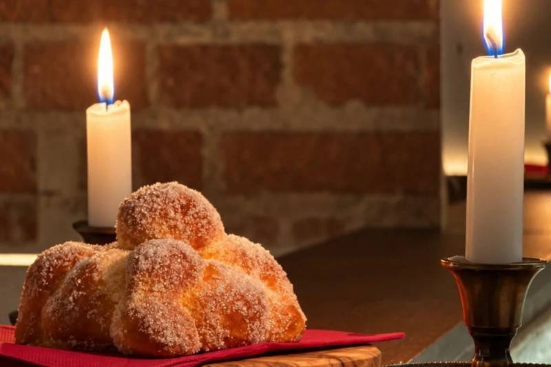 5 Gallos incorpora un pan de muerto casero con chocolate caliente especiado