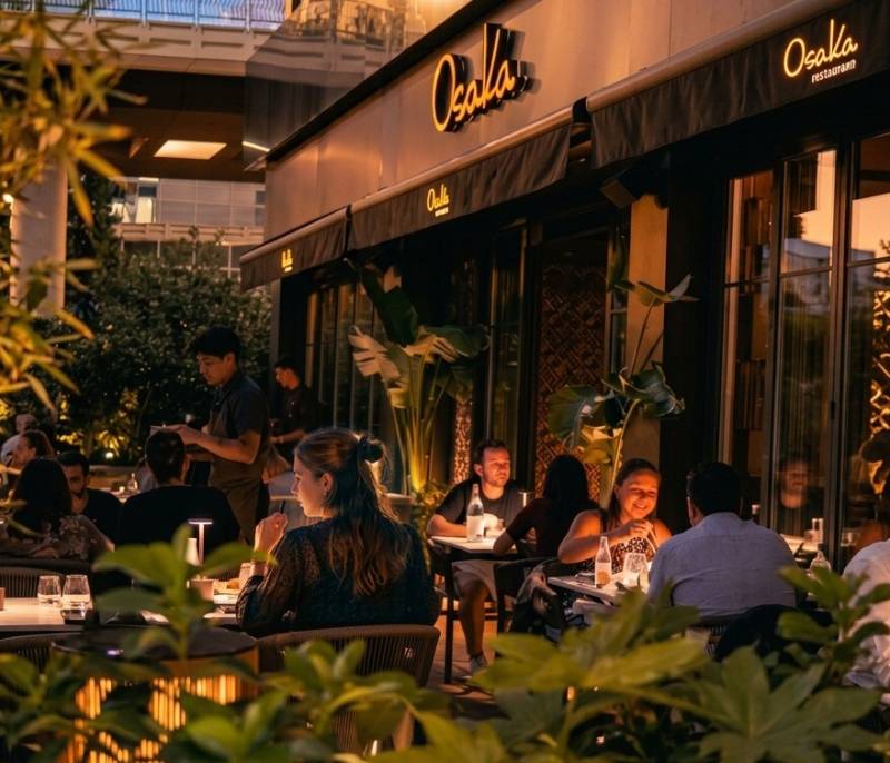 Osaka Cocina Nikkei mantiene su terraza en otoño para alargar las comidas al aire libre