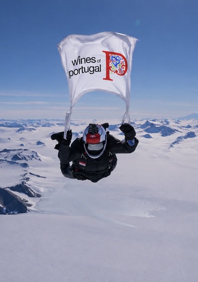 Wines of Portugal apoia campanha de paraquedismo de Pancho Campo na região do Everest contra o bullying
