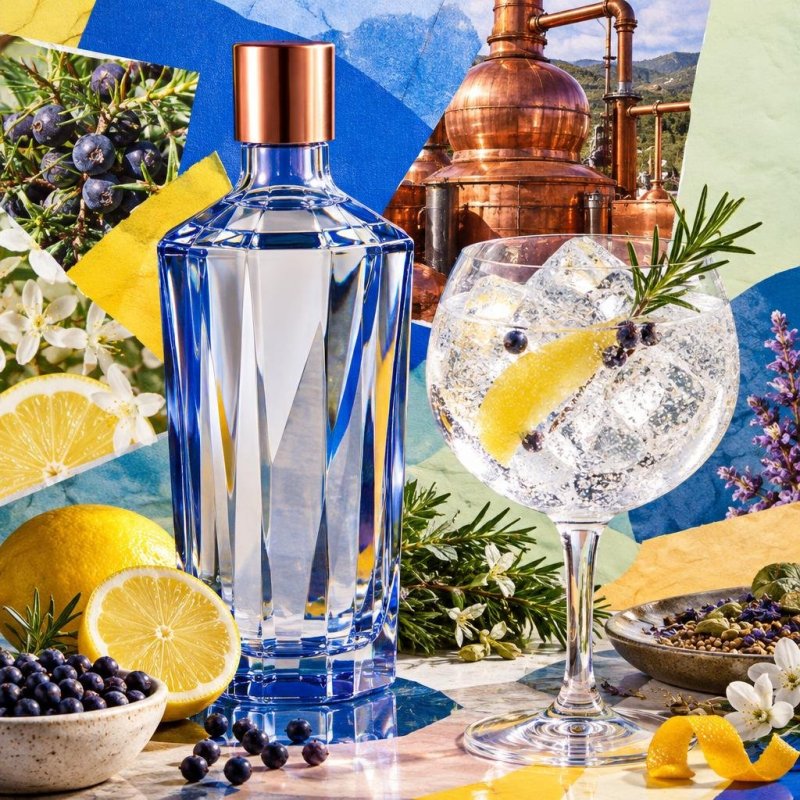 Collage mit einer Ginflasche ohne Marke, einem Glas mit Eis, Wacholderbeeren und Zitrusfrüchten sowie einer kupfernen Brennblase im Hintergrund.