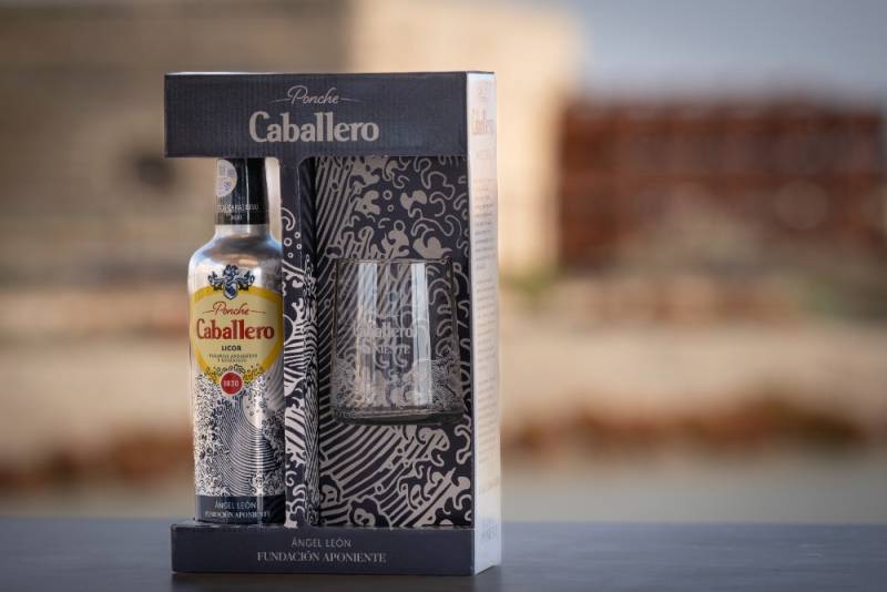 Ponche Caballero lanza una edición navideña para apoyar la marisma salinera de Cádiz