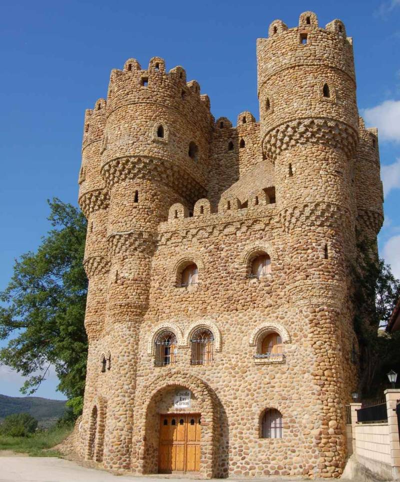 El castillo levantado por un vecino con piedras del Nela ya puede visitarse en Burgos